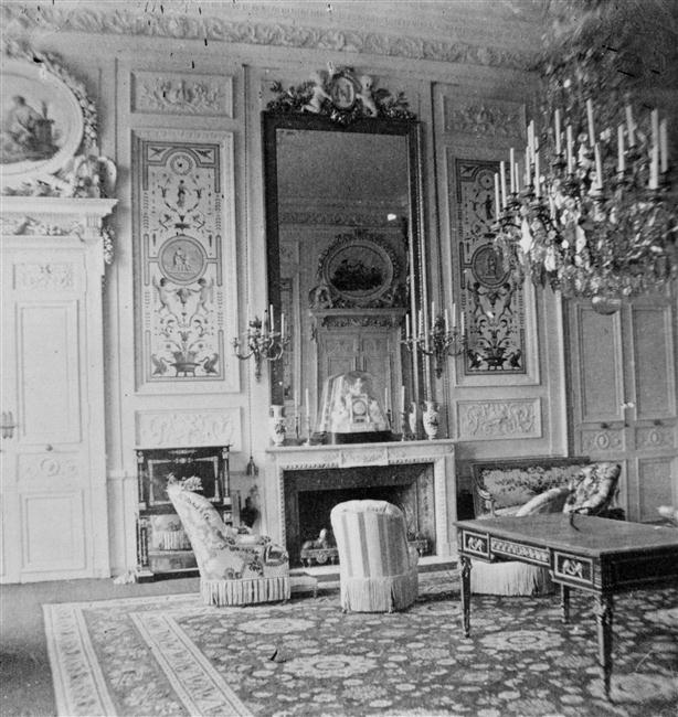Vue de l'ancienne chambre de la reine Marie-Antoinette telle qu'elle était aménagée vers 1860