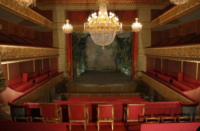 Media Name: 1-petit_theatre.jpg