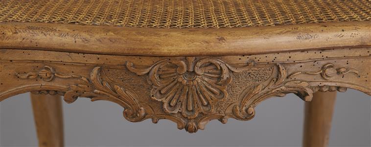 Chaise provenant de la salle à manger de Louis XV à Compiègne, détail de la traverse avant