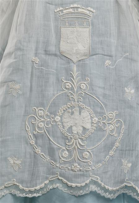 Robe de bébé du Prince impérial, détail : emblèmes brodés