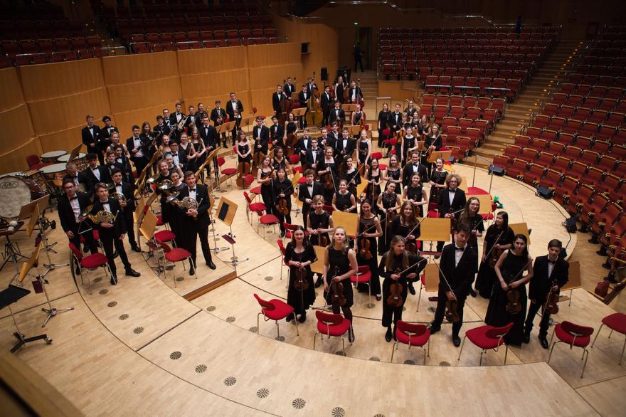 Media Name: philharmonie_orchester_stehend-bd.jpeg